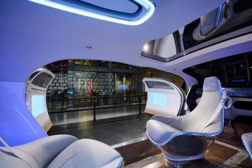 Futurystyczny Mercedes F 015 w Centrum Nauki Kopernik - wnętrze futurystycznego auta